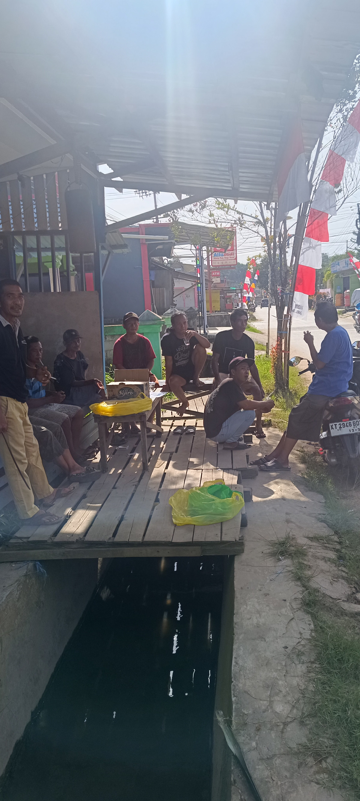 Gotong Royong Pemasangan Umbul Umbul
