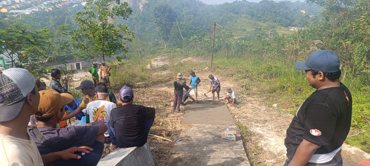 Kegiatan Gotong Royong Pembuatan Jalan di Pemakaman Raudatu Muttaqin