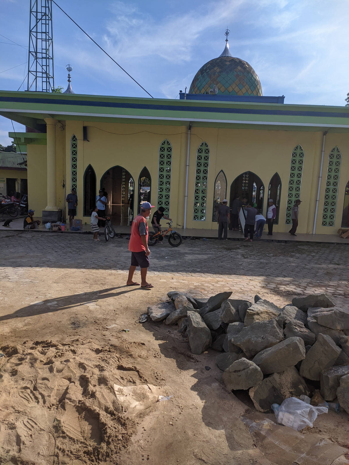 Mempersiapkan tempat shola sementara dan pembuatan tempat udhu.