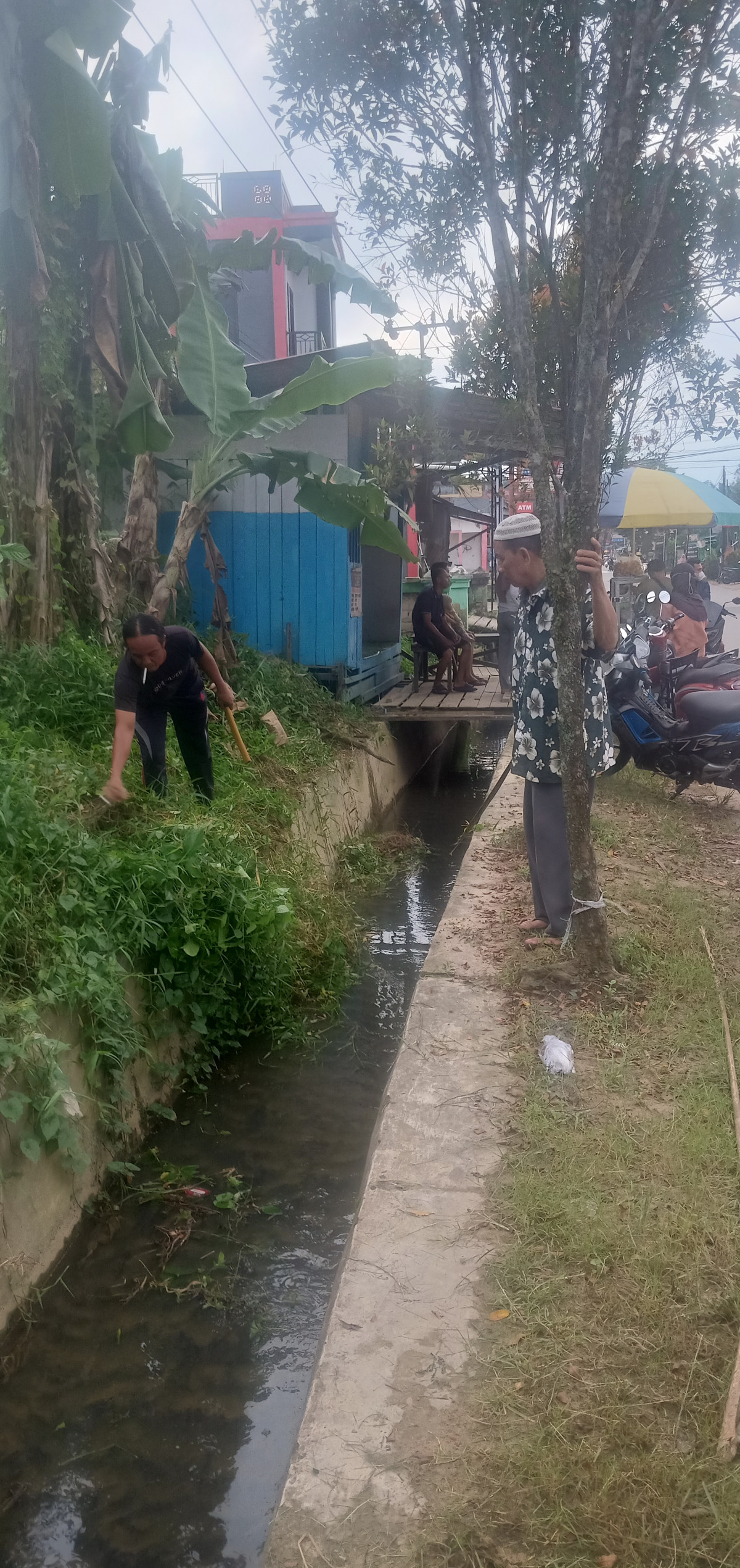 Gotong royong membersihkan lingkungan