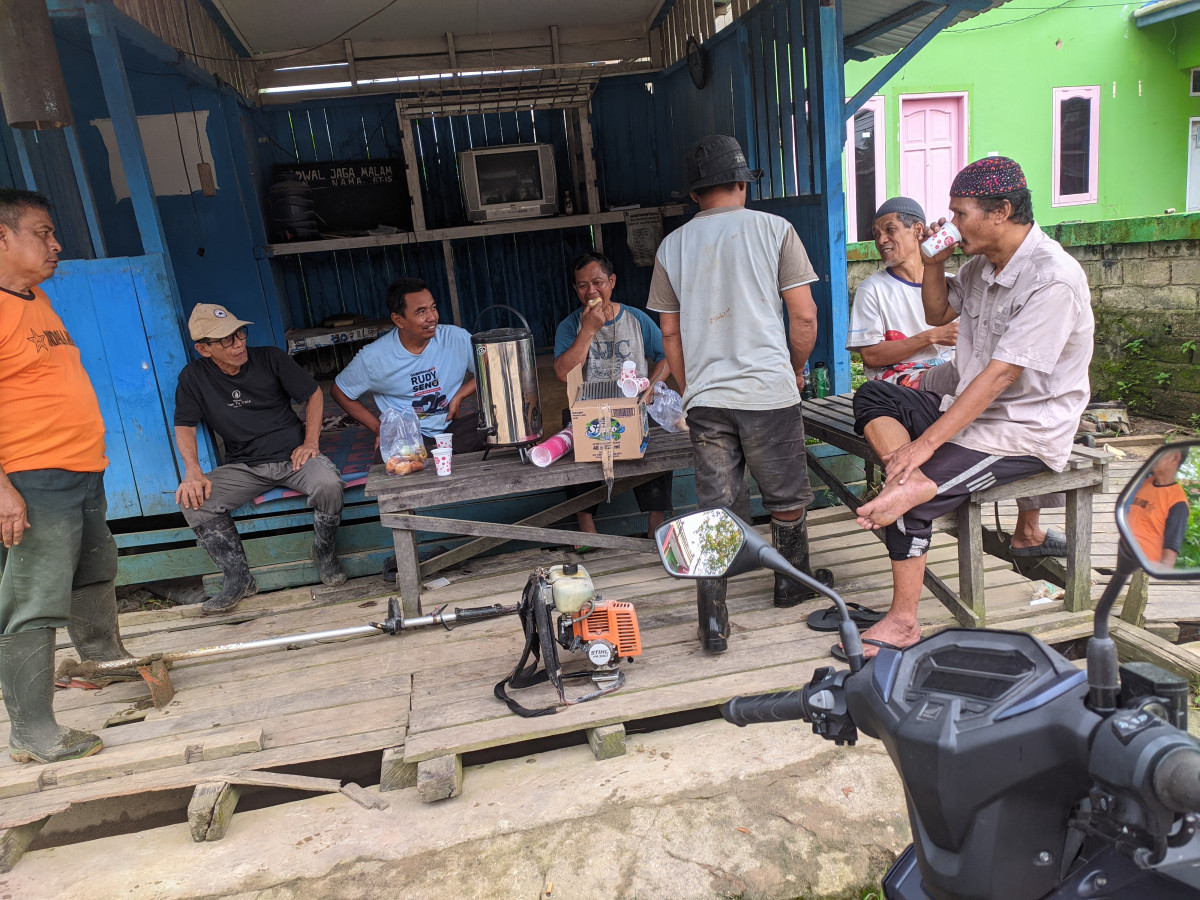 Kegiatan Kerja Bakti Membersihkan wilayah RT 15