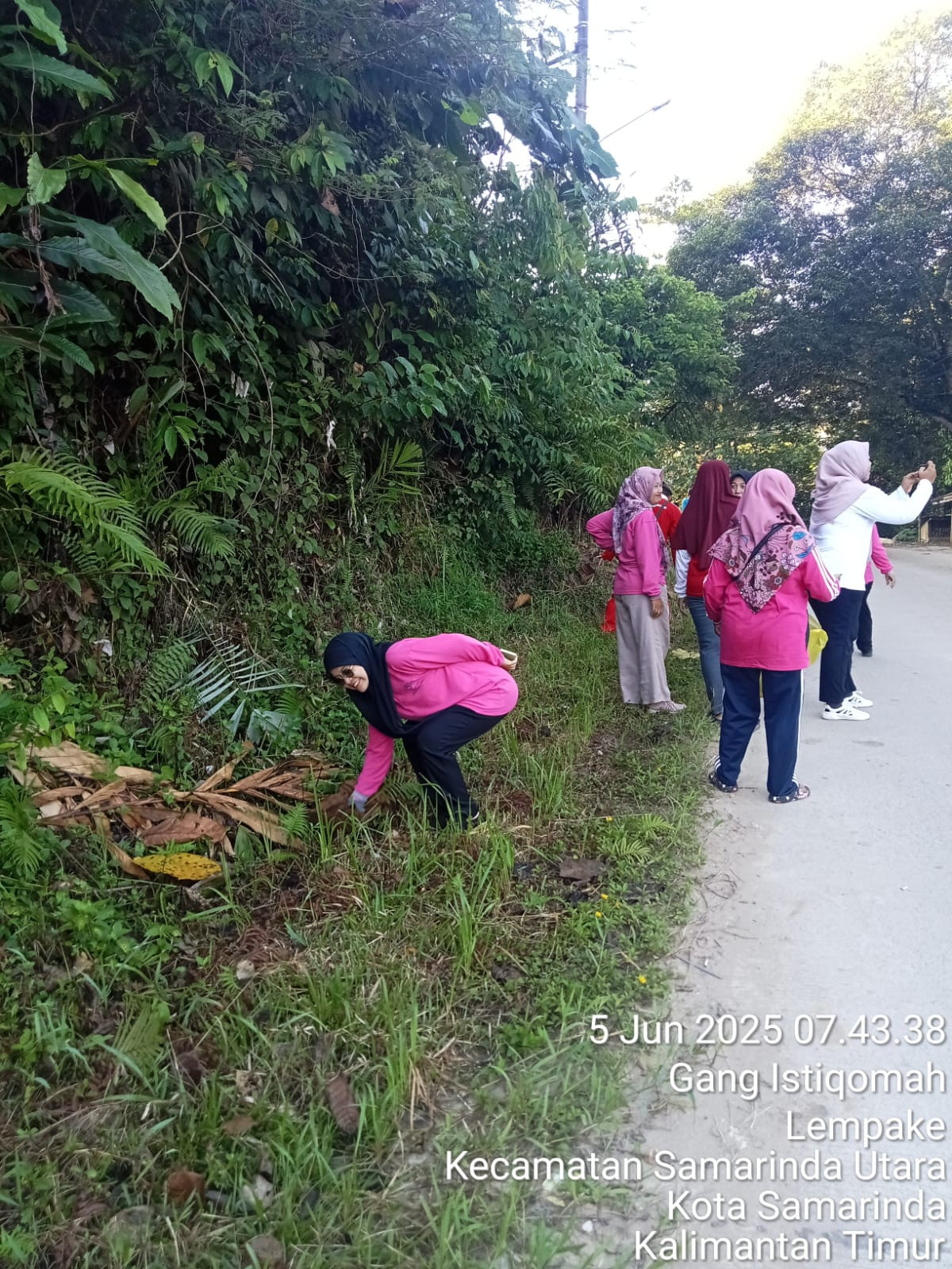 Membersihkan sampah plastik di jln poros Lempake jaya RT 16