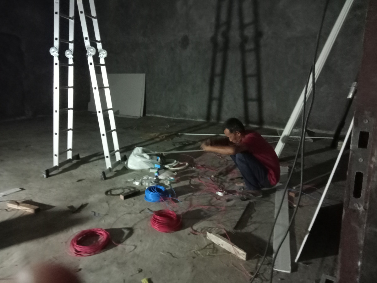 Gotong royong penyelesaian aula RT 17
