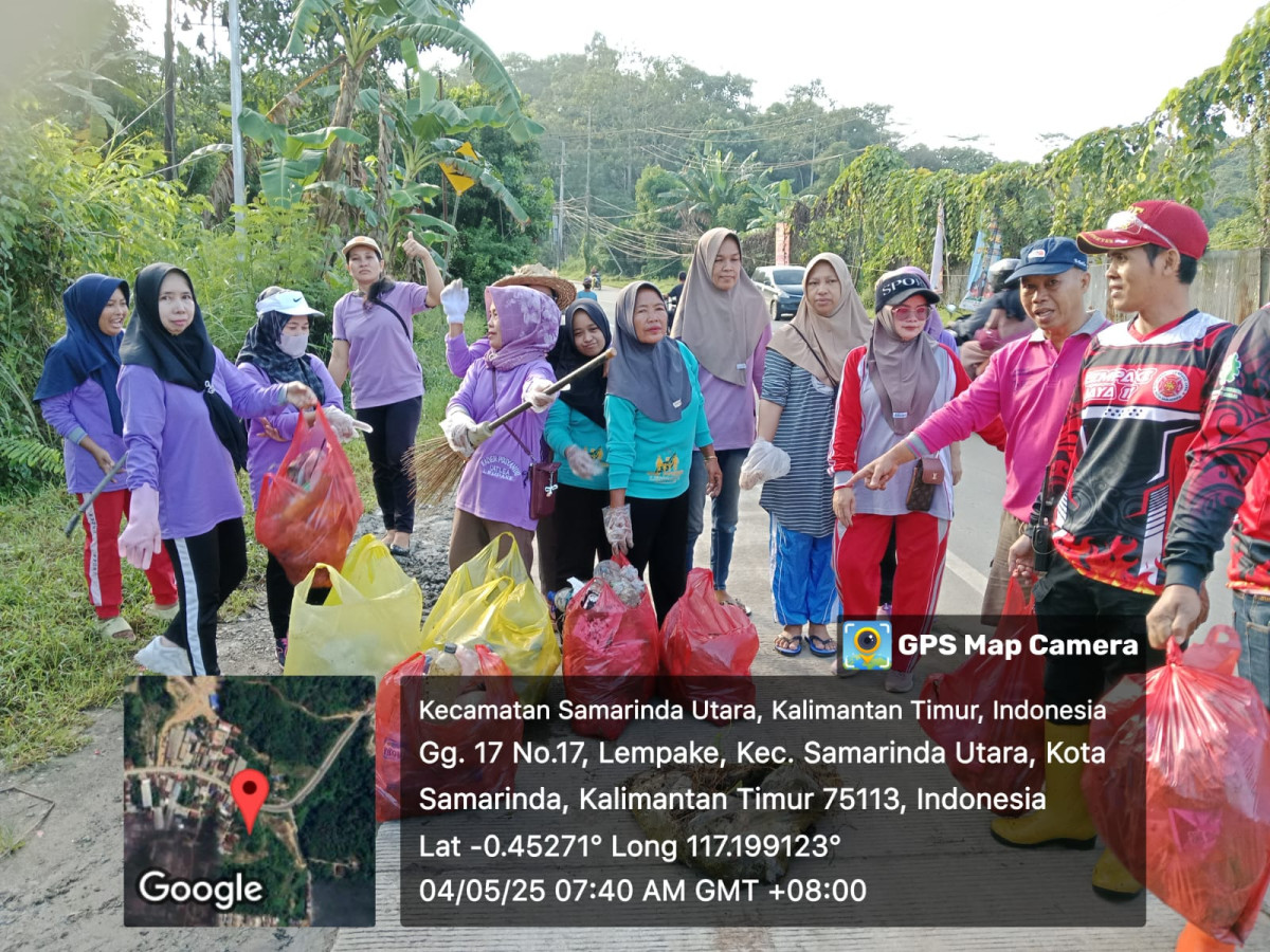 Gotong royong gabung para RT dan staf kelurahan
