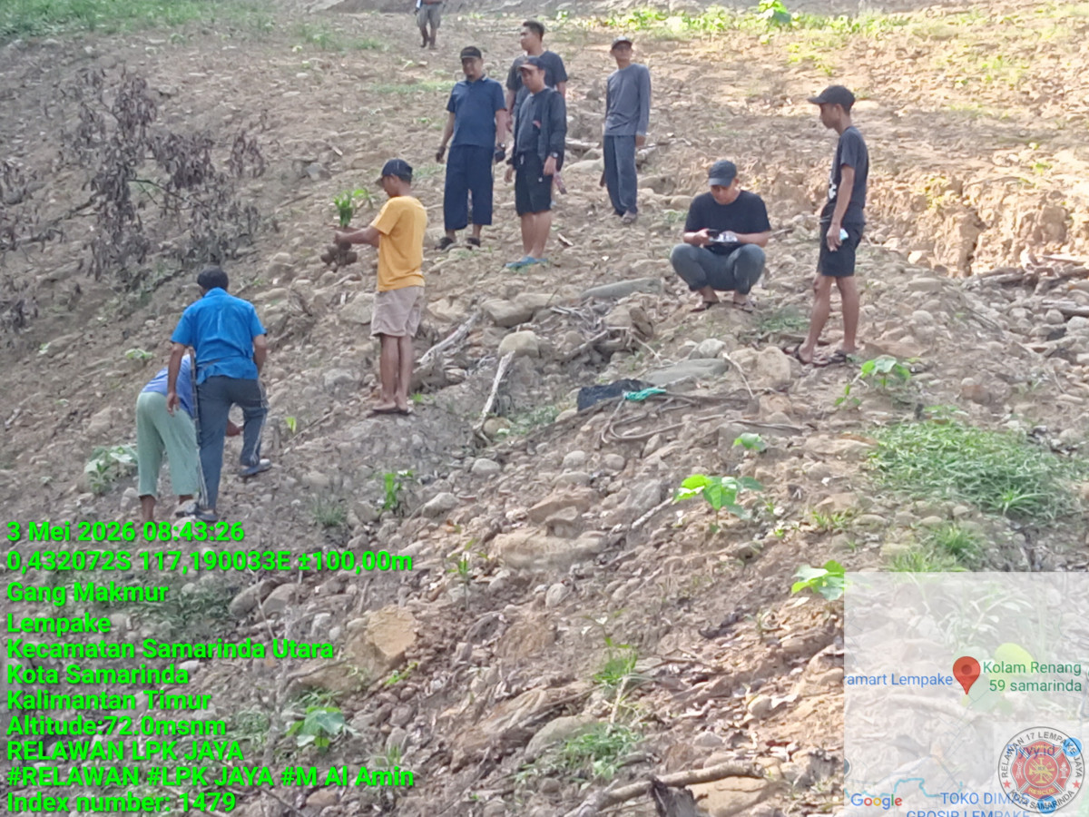 Gotong royong pematangan Lahan makam