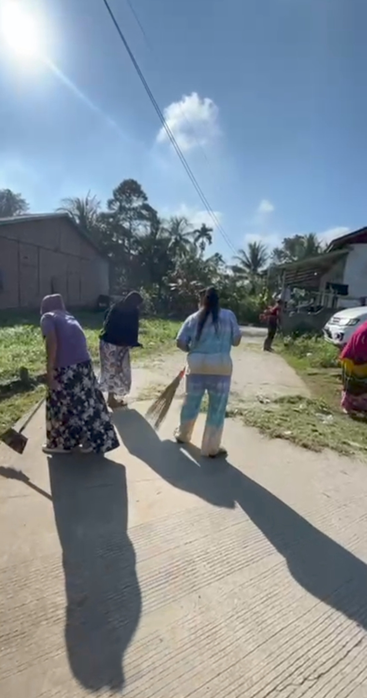 Gotong royong bulanan di GG Rahayu RT 17