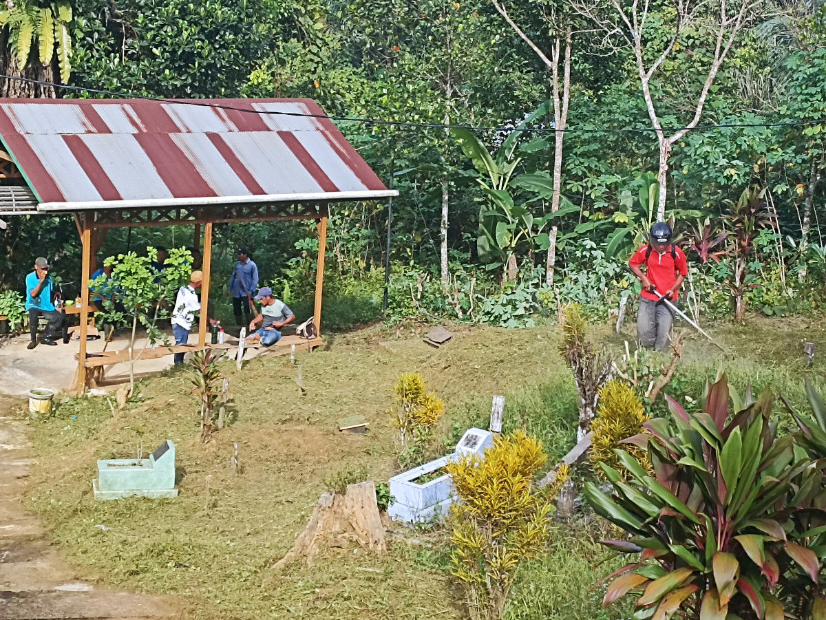 Pembersihan lahan makam