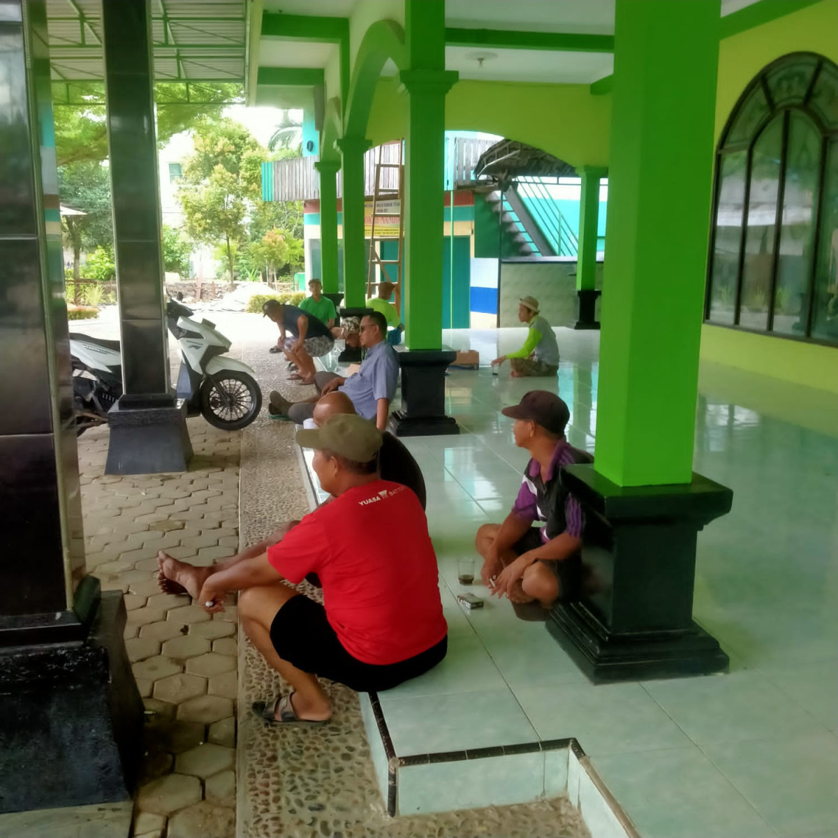 Gotong royong di lingkungan masjid at-taqwa