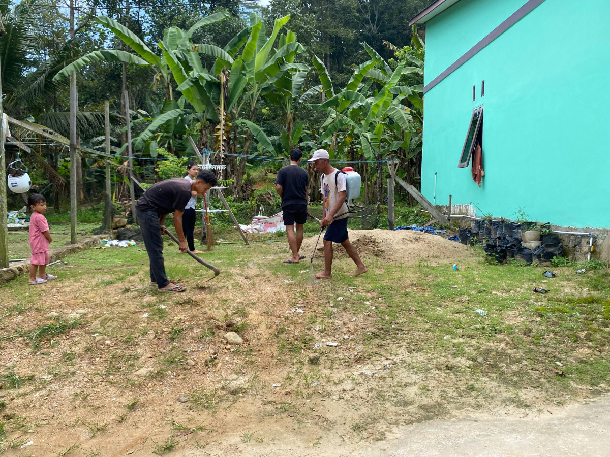 Membersihkan rumput gng magelang 9 dan 10