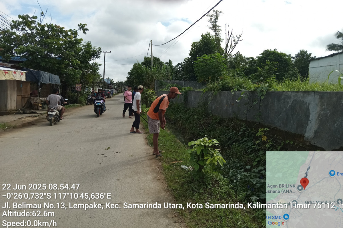 Gotong Royong Membersihkan Parit dan Sisi Jalan