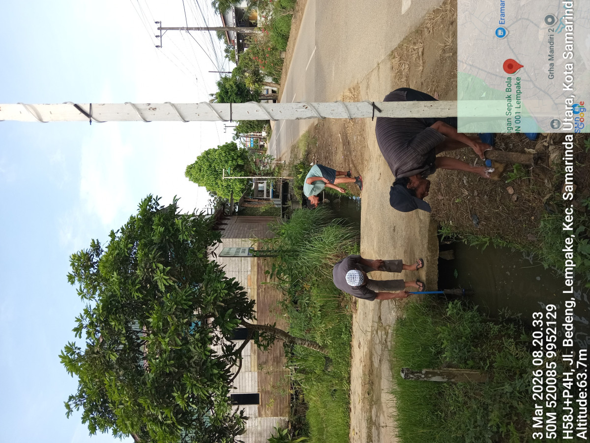 Gotong Royong Membersihkan Lingkungan