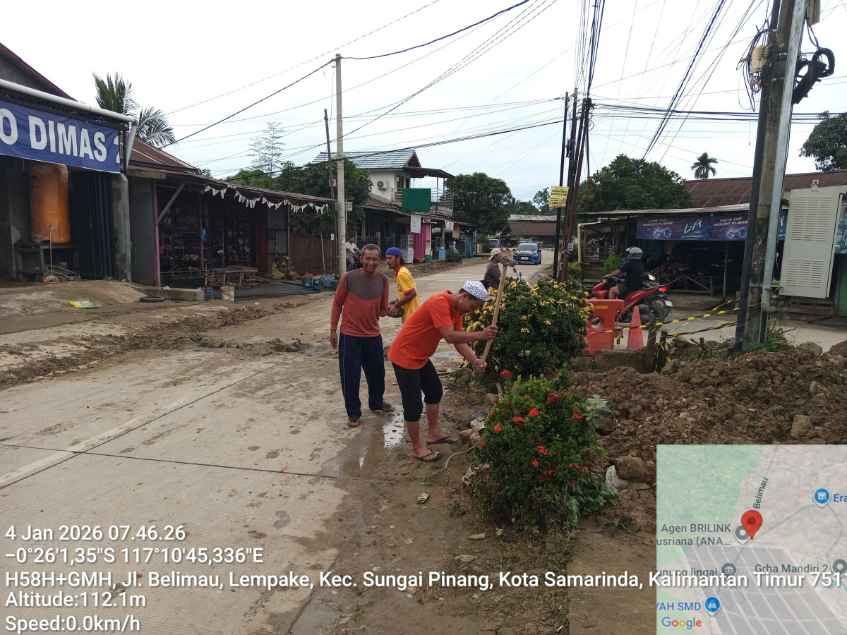 Gotong Royong Membersihkan Lingkungan