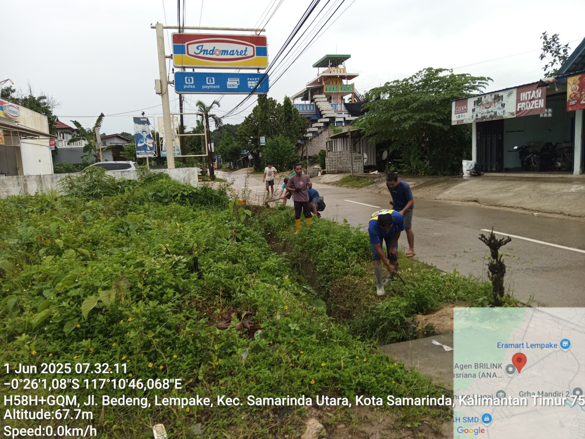 Gotong Royong Membersihkan Lingkungan RT.21