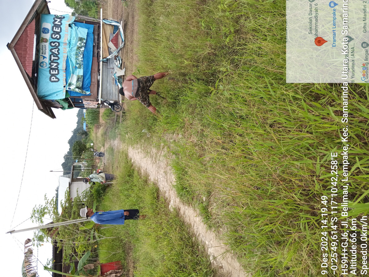 Gotong Royong Membersihkan Jalan dan Parit