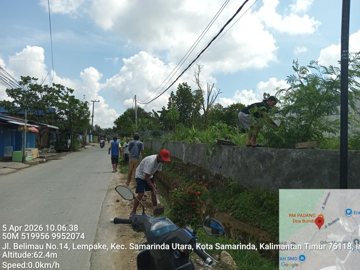 Gotong Royong Membersihkan Parit dan Sisi Jalan