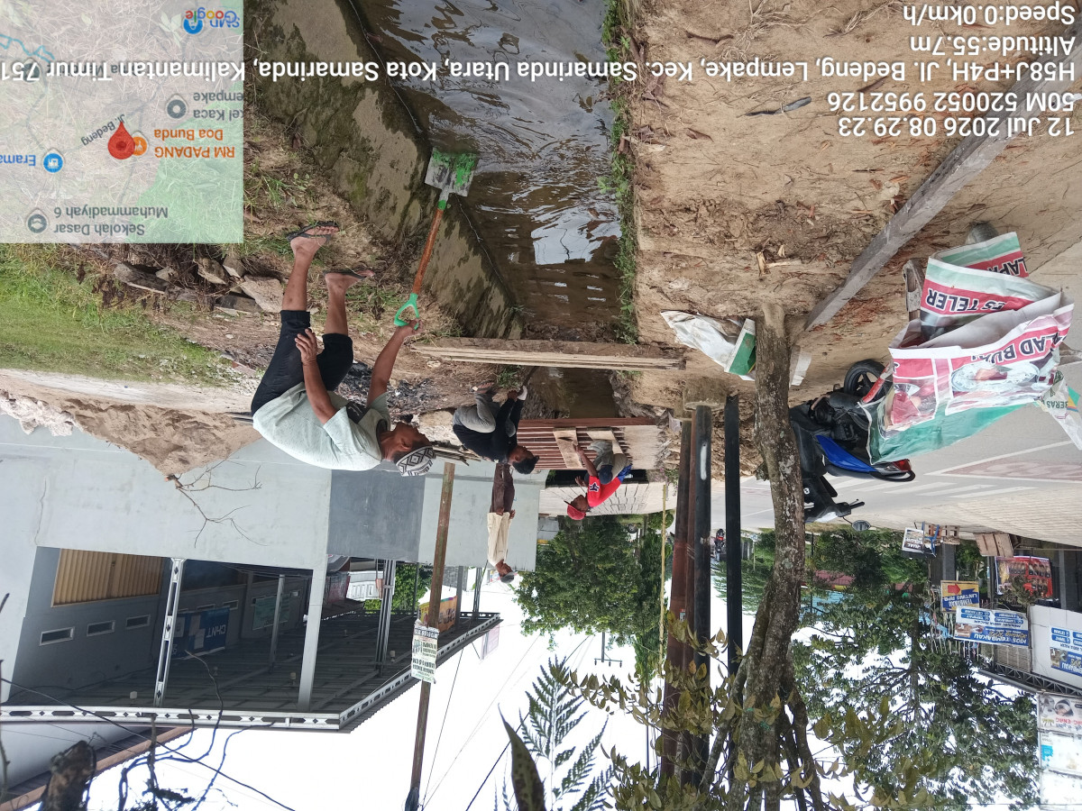 Gotong Royong Membersihkan Parit