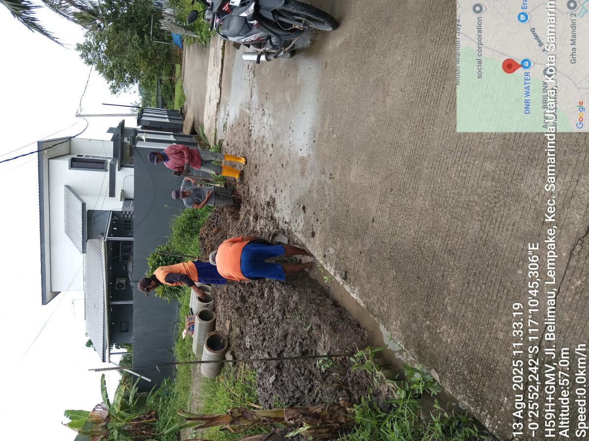 Gotong Royong Pembuatan Parit