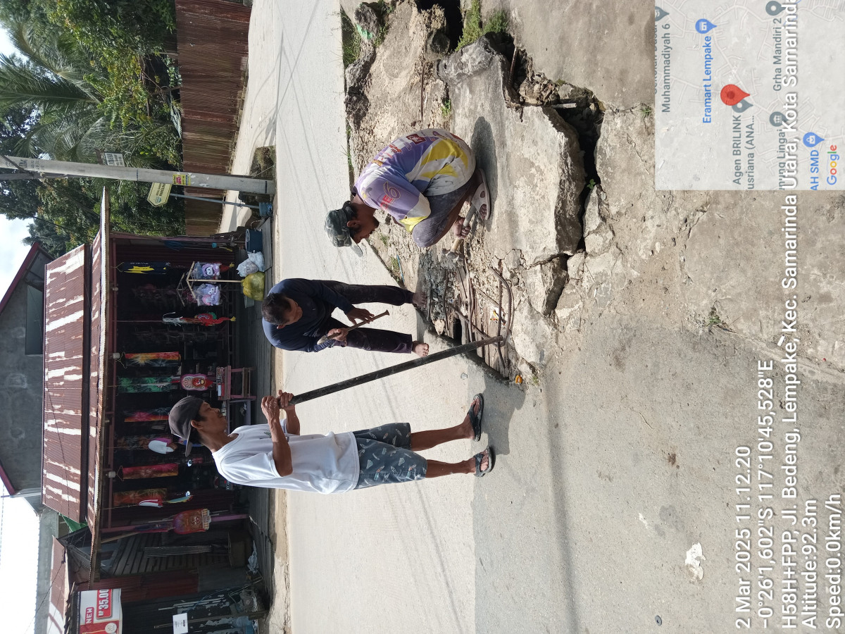 Gotong Royong Perbaikan Jembatan Jalan