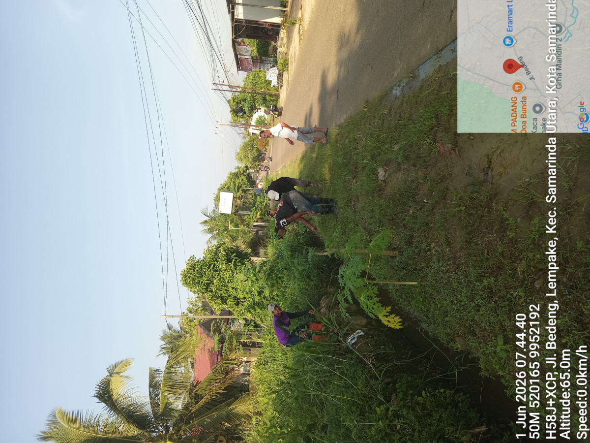 Gotong Royong Membersihkan Parit