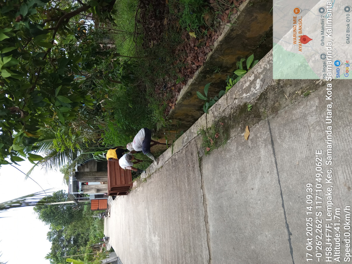 Gotong Royong membersihkan parit