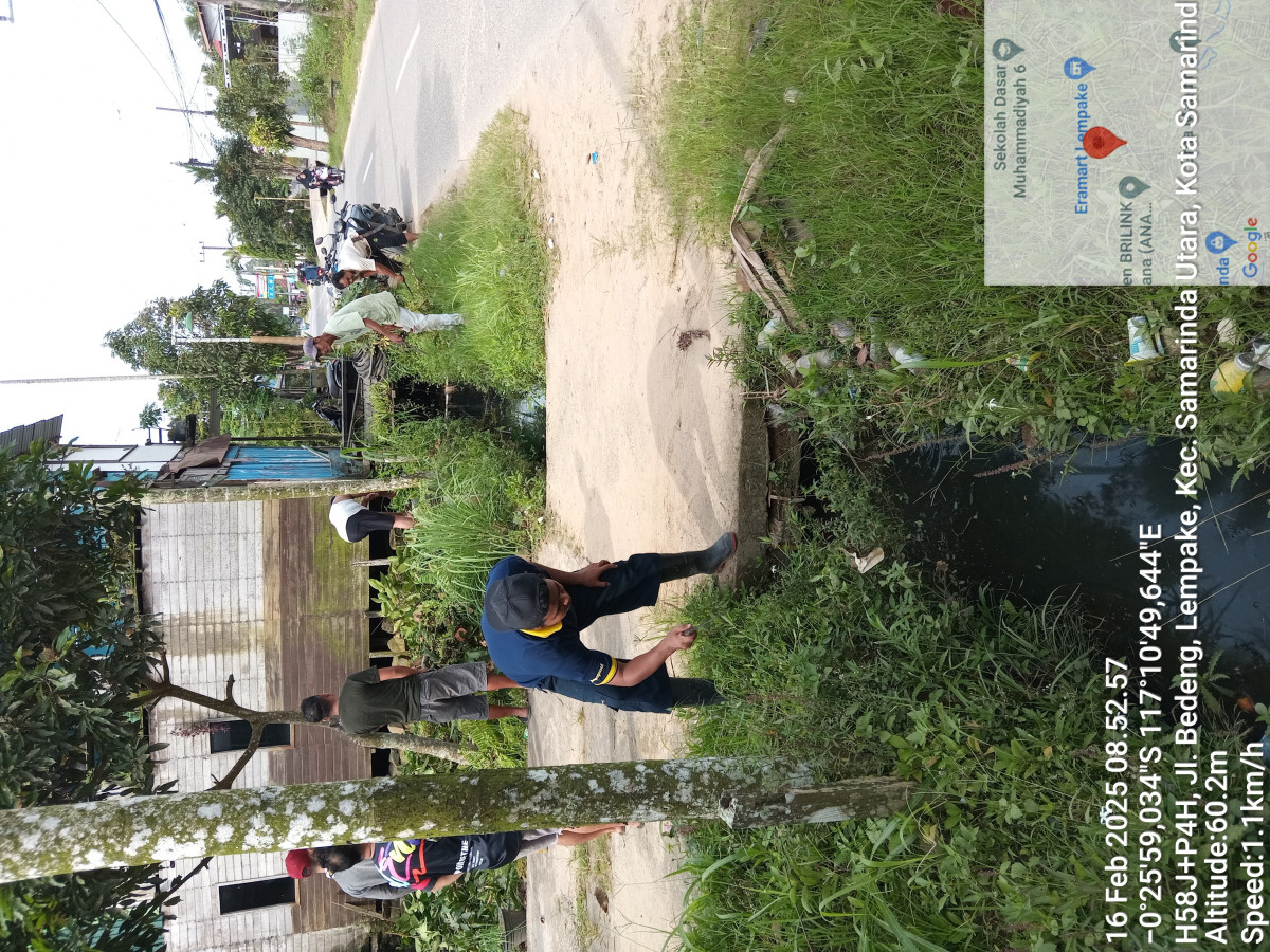Gotong Royong Membersihkan Lingkungan RT.21