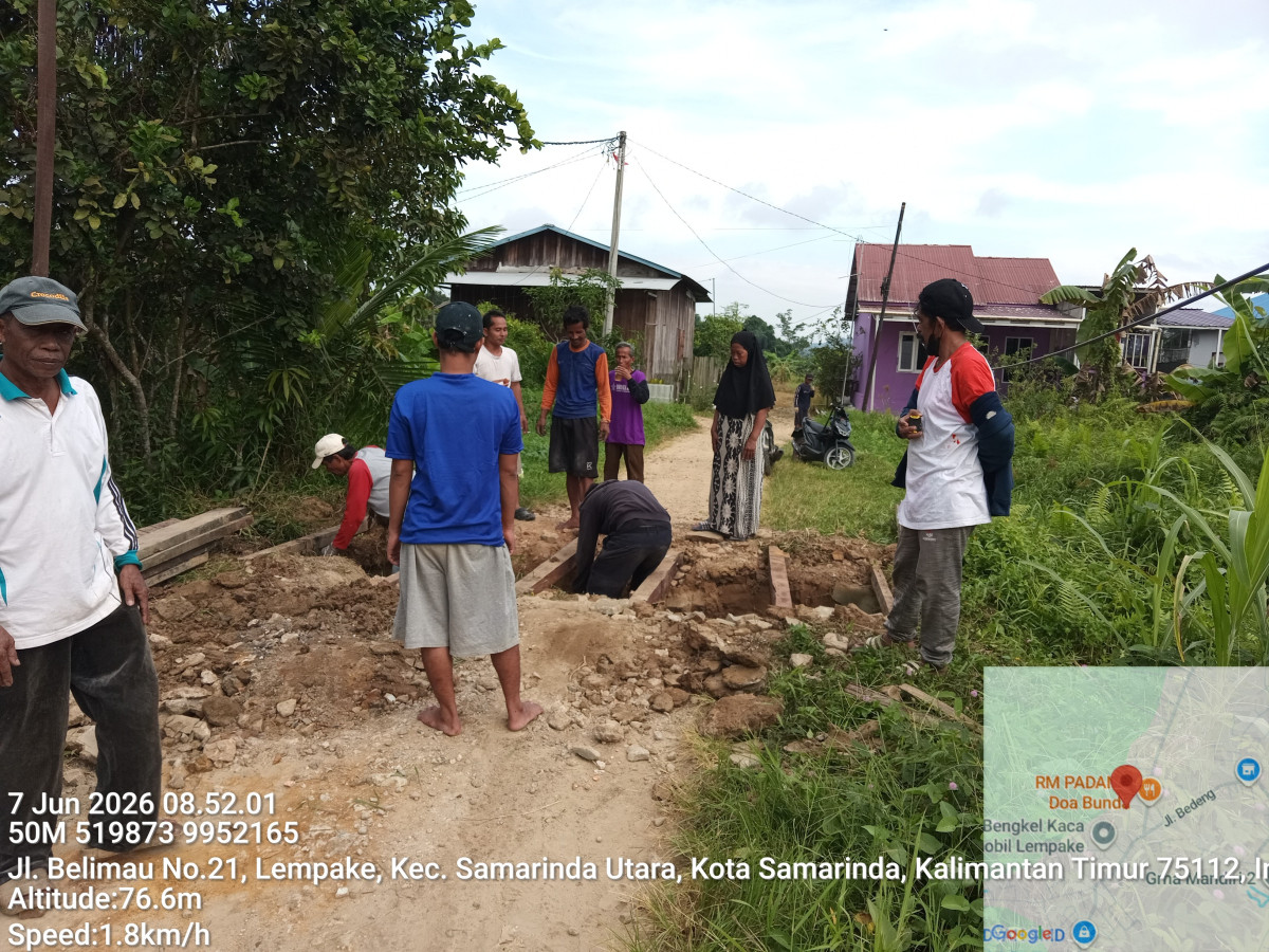 Gotong Royong Membersihkan Parit dan Perbaikan Jembatan