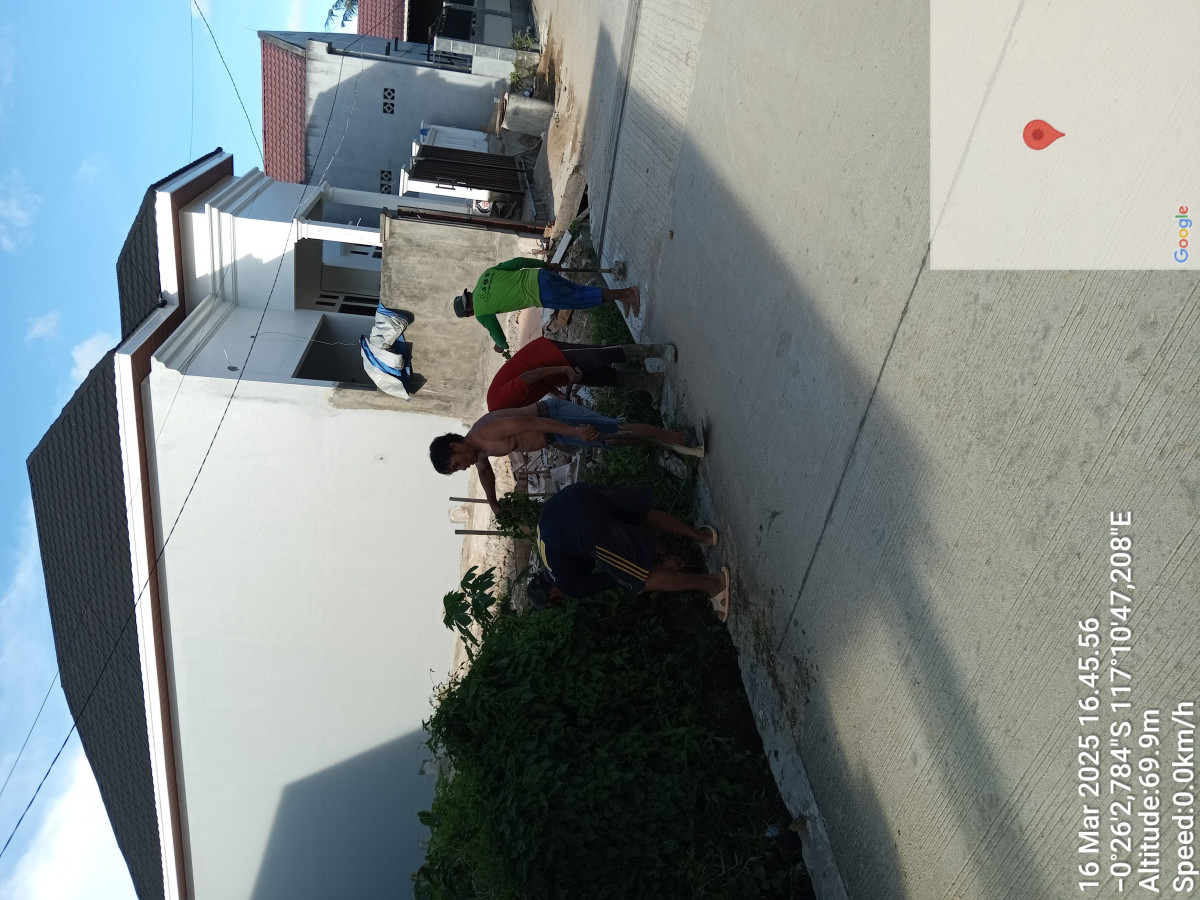 Gotong Royong Membersihkan Parit