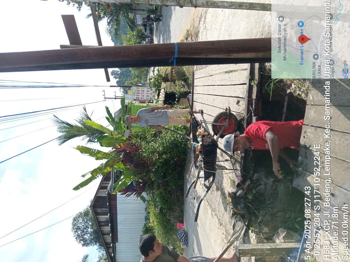 Gotong Royong Membersihkan Parit