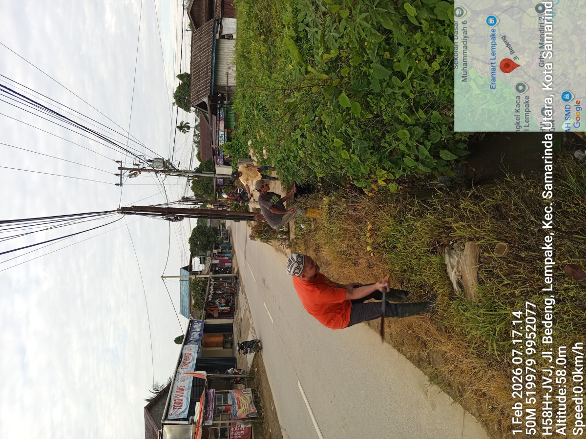 Gotong Royong Membersihkan Parit dan Sisi Jalan