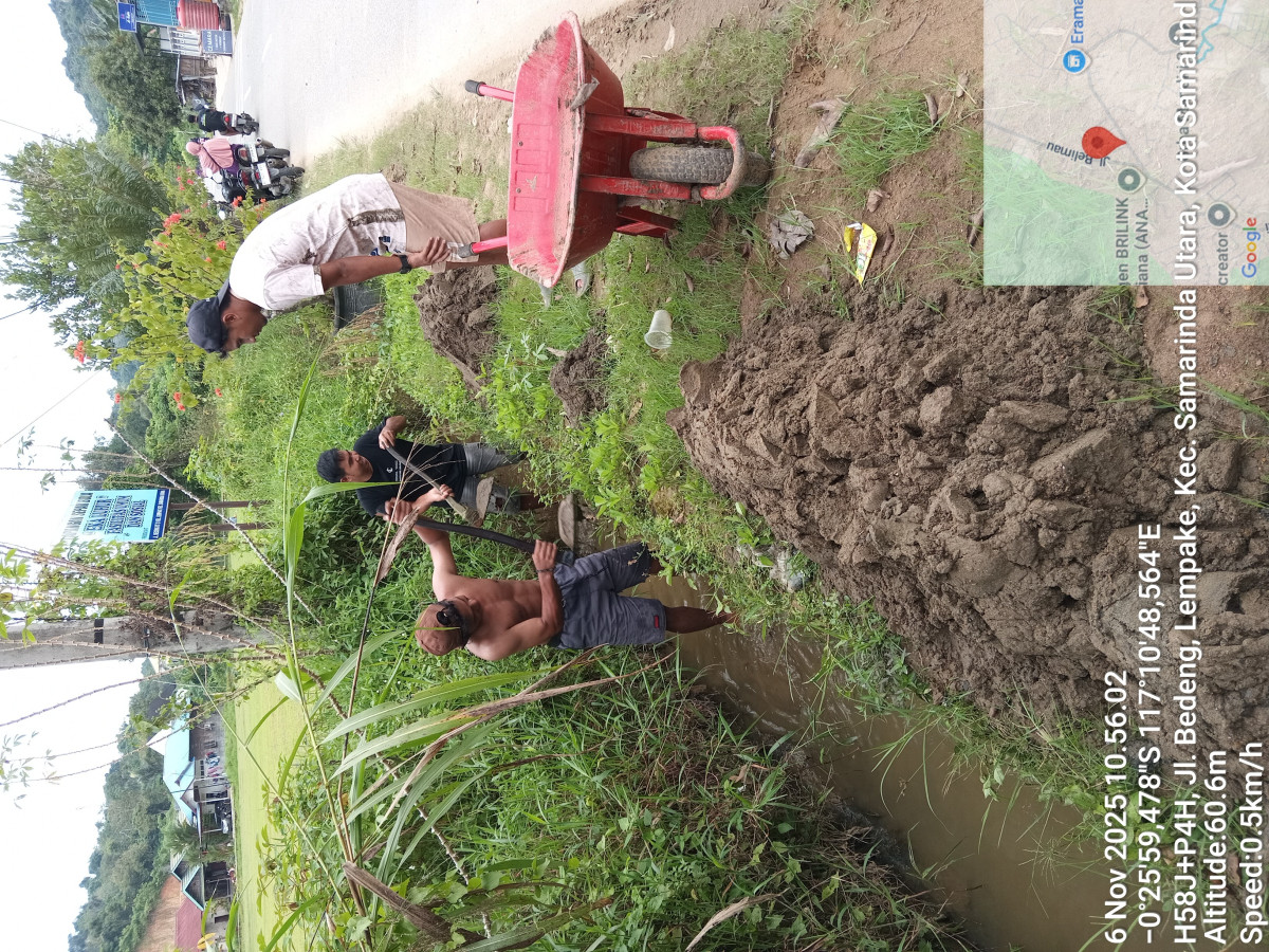 Gotong Royong Membersihkan Parit