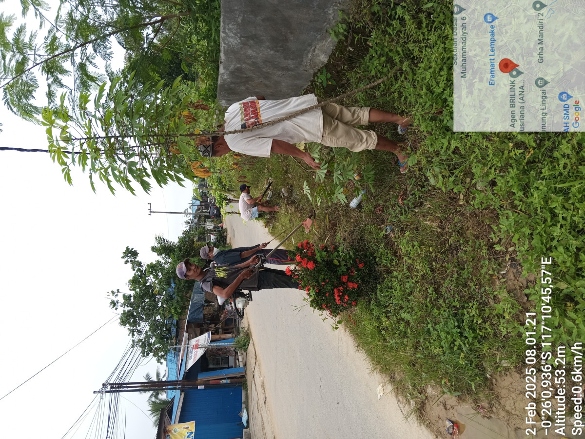 Gotong Royong Membersihkan Lingkungan RT.21