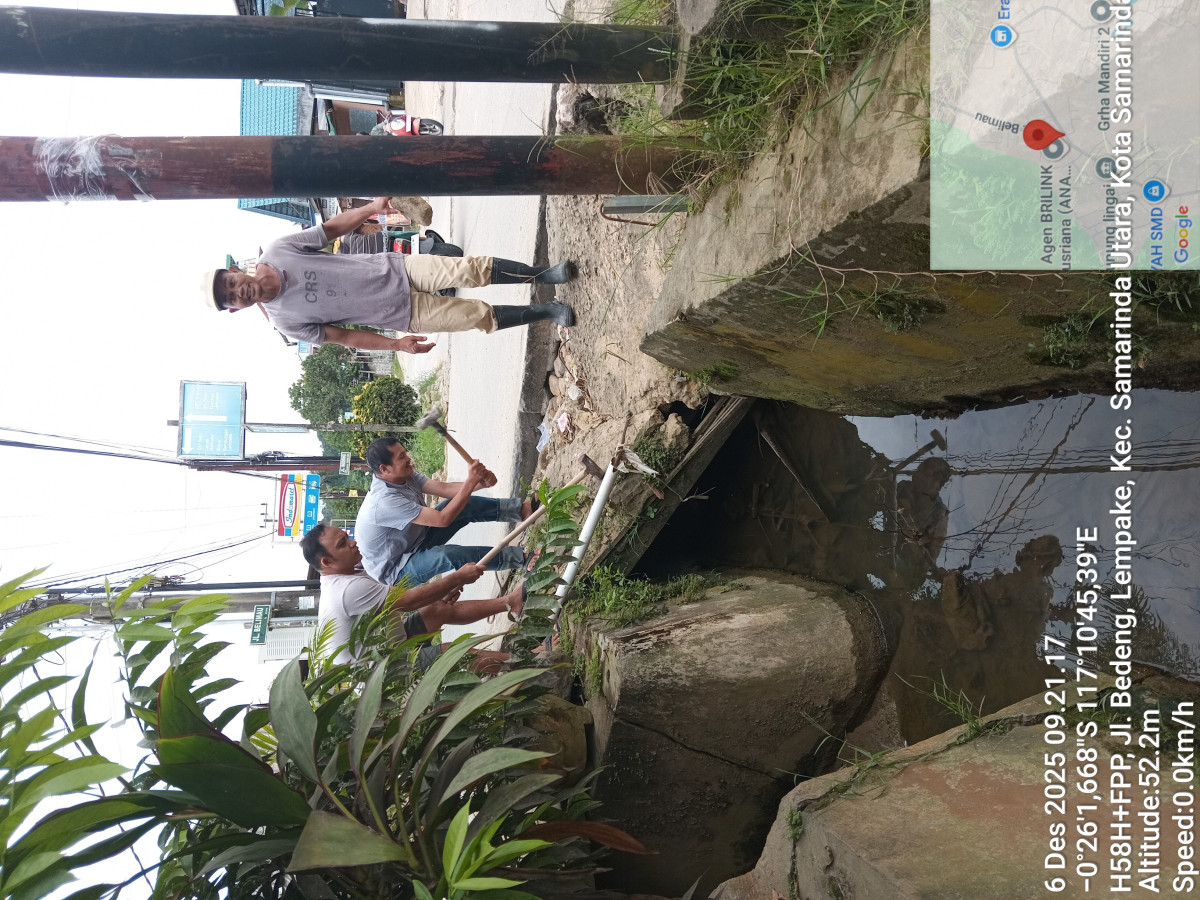Gotong Royong Membersihkan Parit