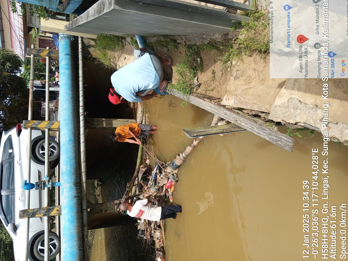 Gotong royong membersihkan sungai
