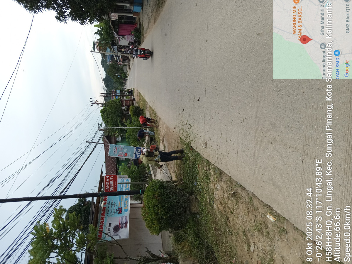 Gotong Royong Membersihkan Sisi Jalan