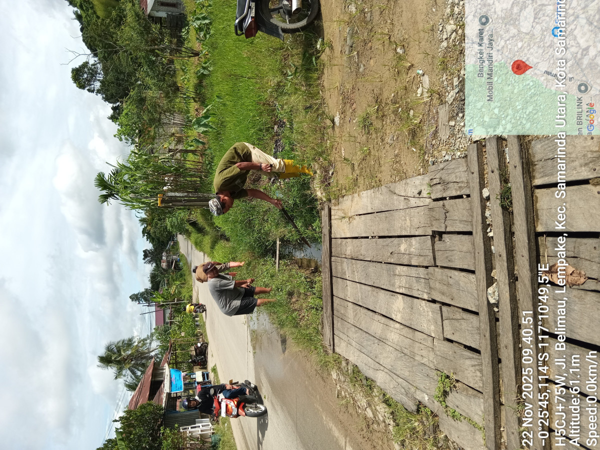 Gotong Royong Membersihkan Parit dan Sisi Jalan