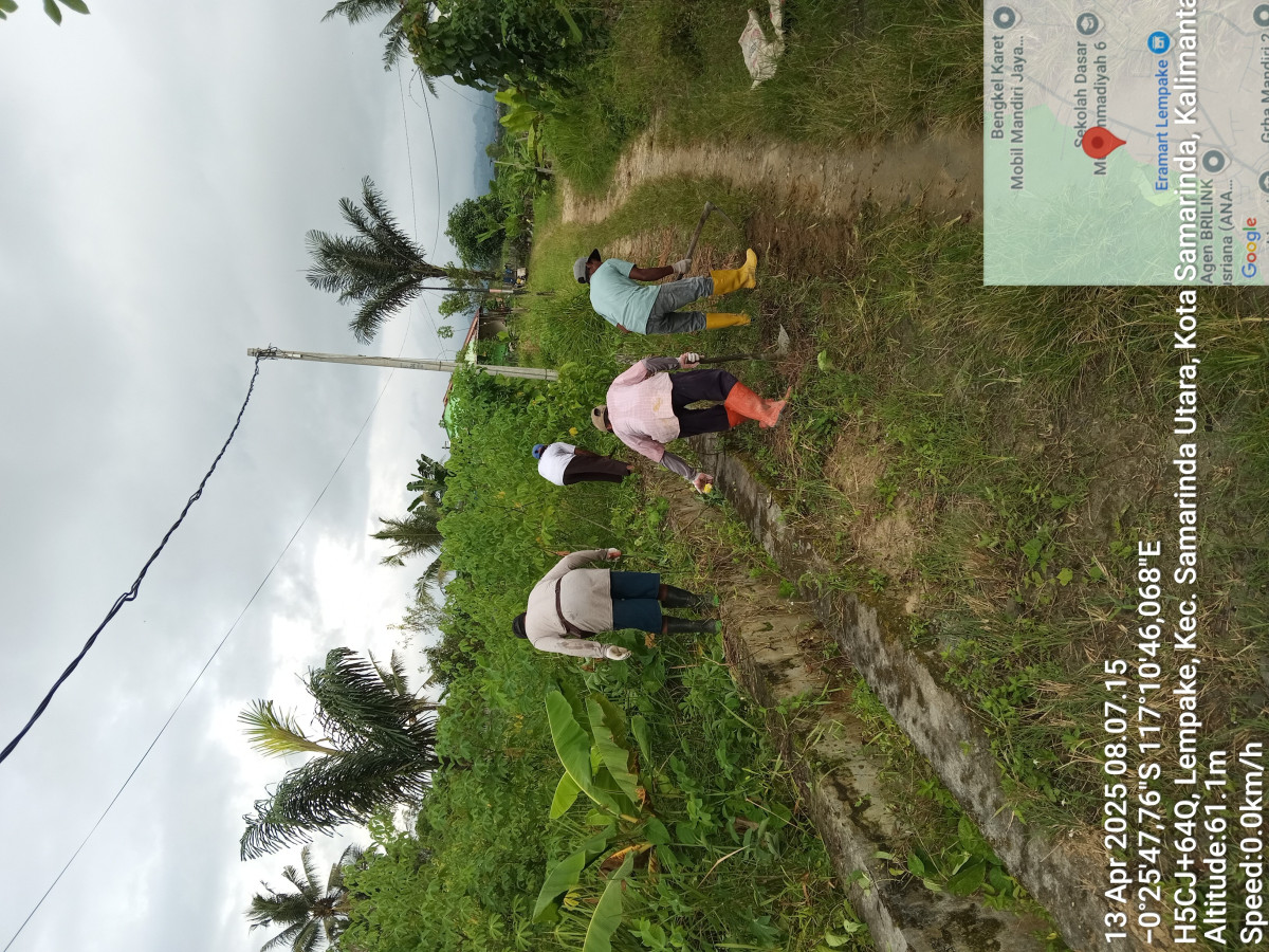 Gotong Royong Membersihkan Parit dan Jalan