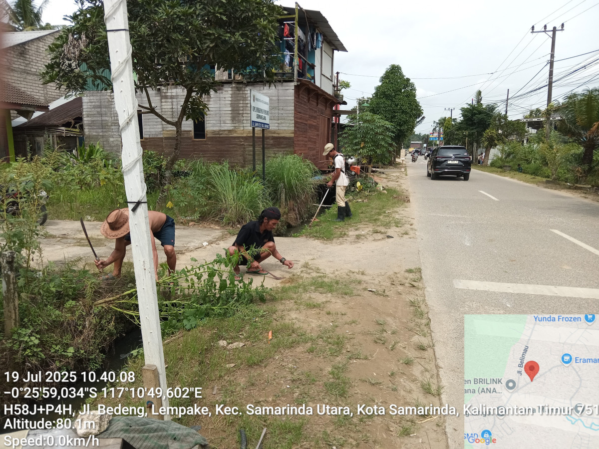 Gotong Royong Membersihkan Parit dan Sisi Jalan