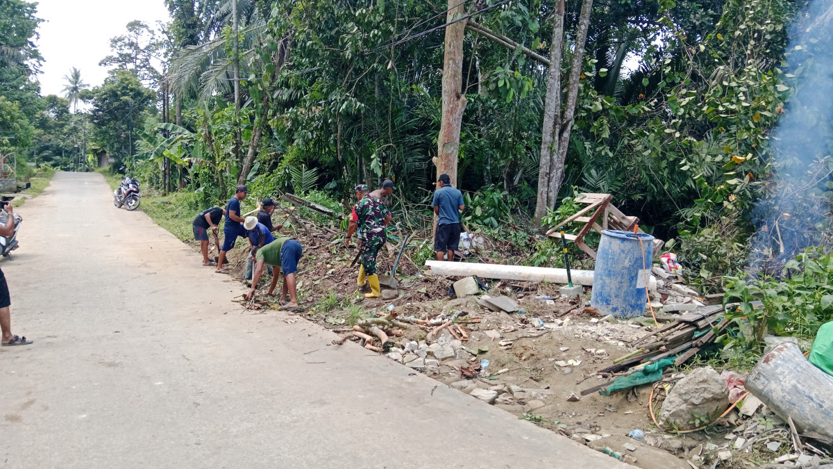 Gotong royong bersihkan parit