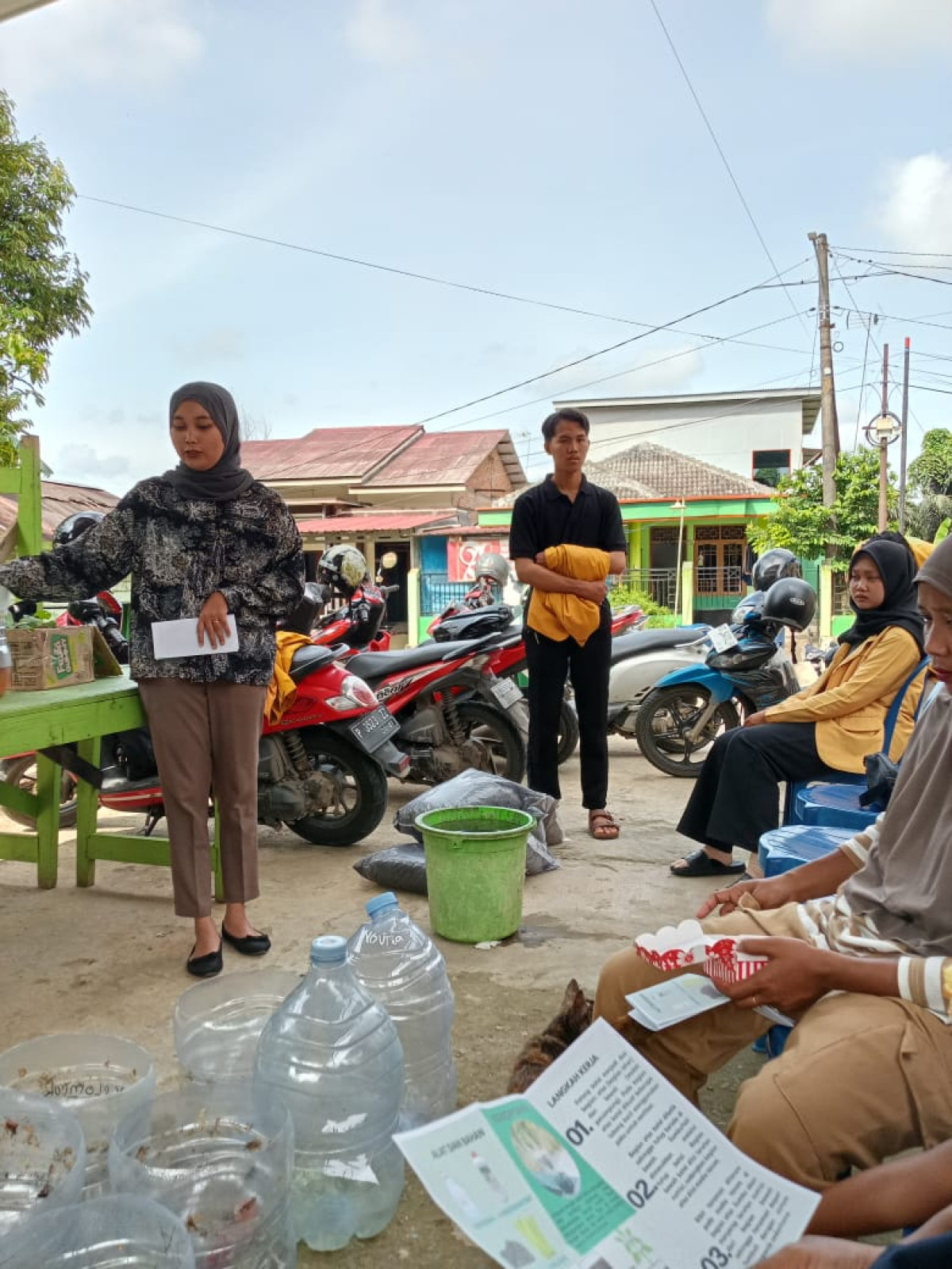 Gotong royong bersihkan masjid dan pemasangan tenda buat acara BKMT