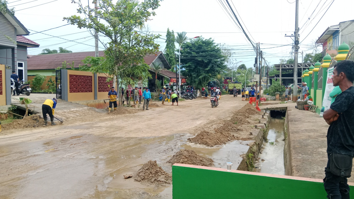 Gotong royong bersama membersihkan jln dan parit