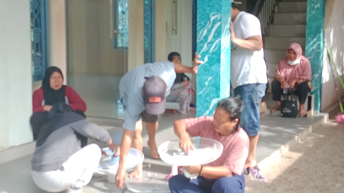 Gotong royong di masjid fajar sodiq