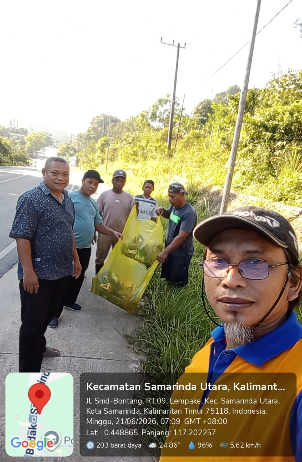 Gotong royong memungut sampah plastik di pinggir jln