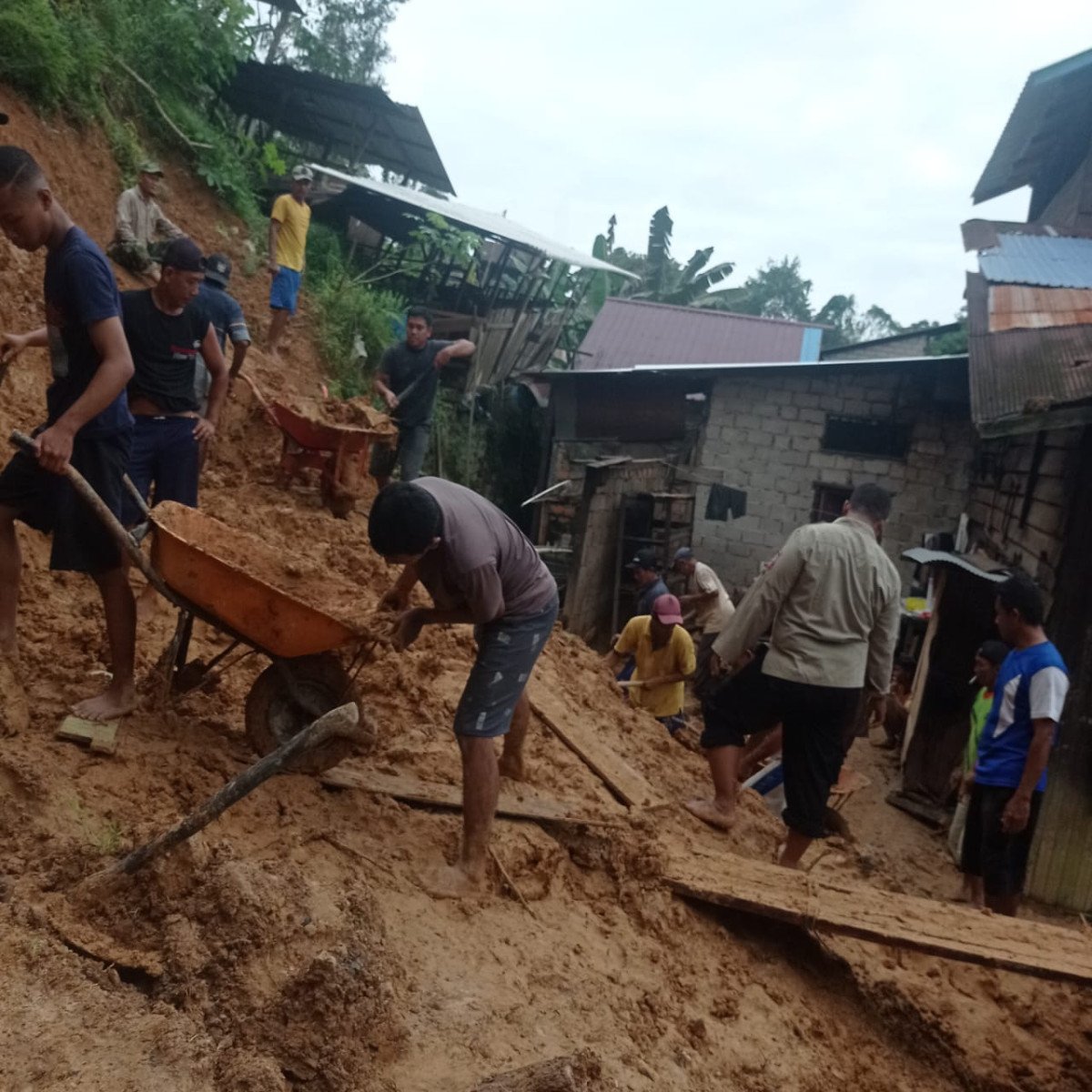 Gotong royong di tempat korban yg rumah y kelongsoran
