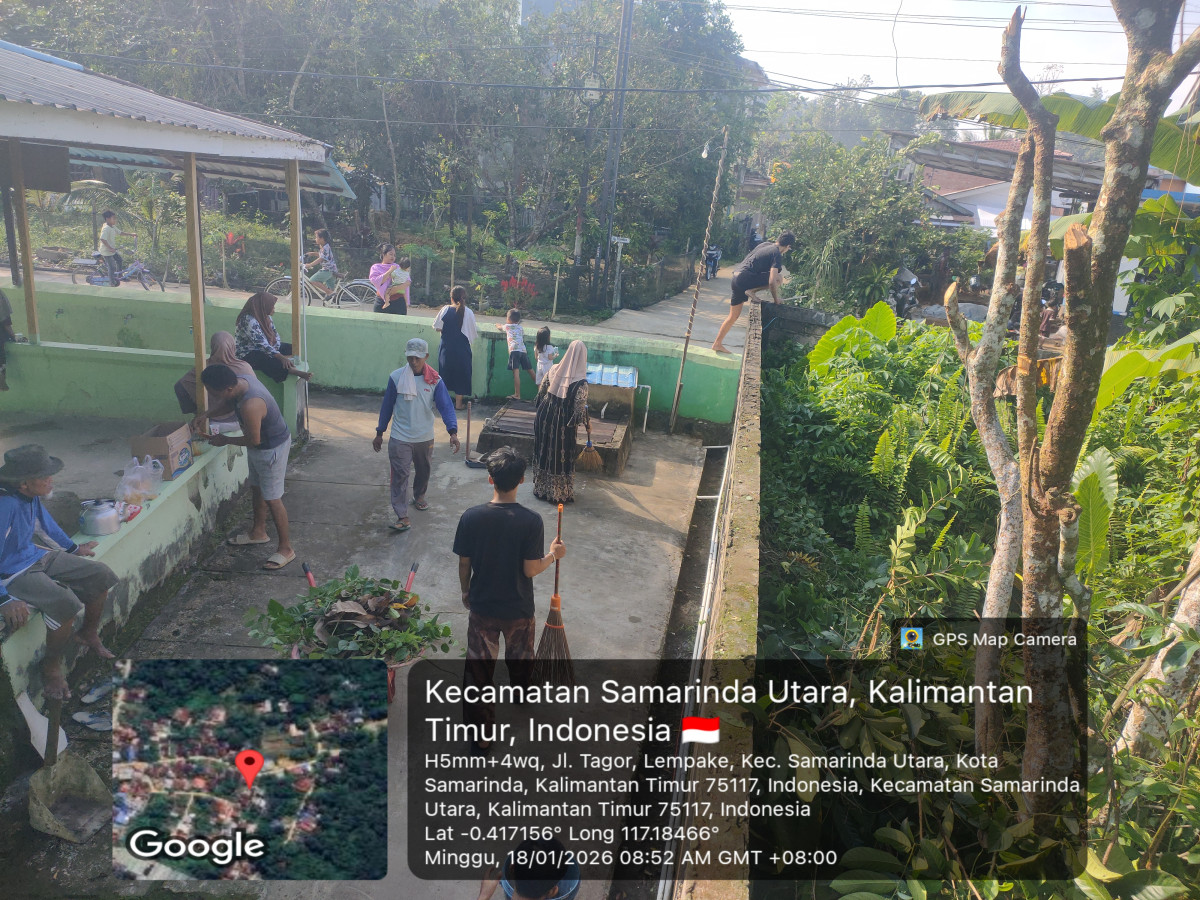 Gotong royong membersihkan Langgar
