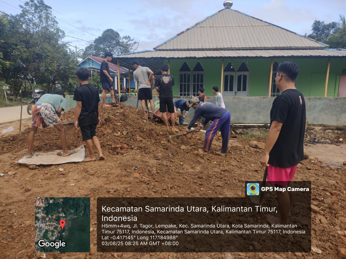 Gotong royong meratakan tanah lapangan serba guna RT 23