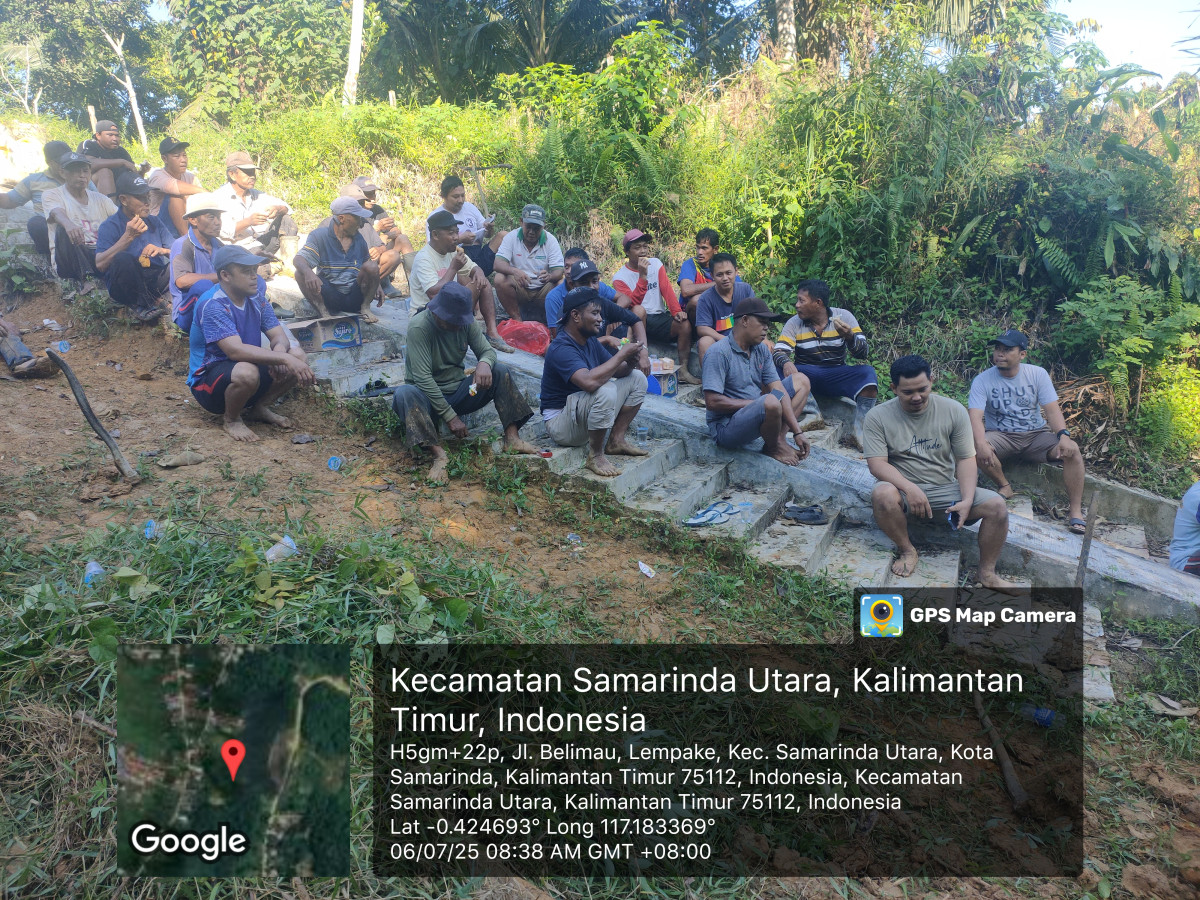 Gotong royong di makam RKM RT 23 & RT 22
