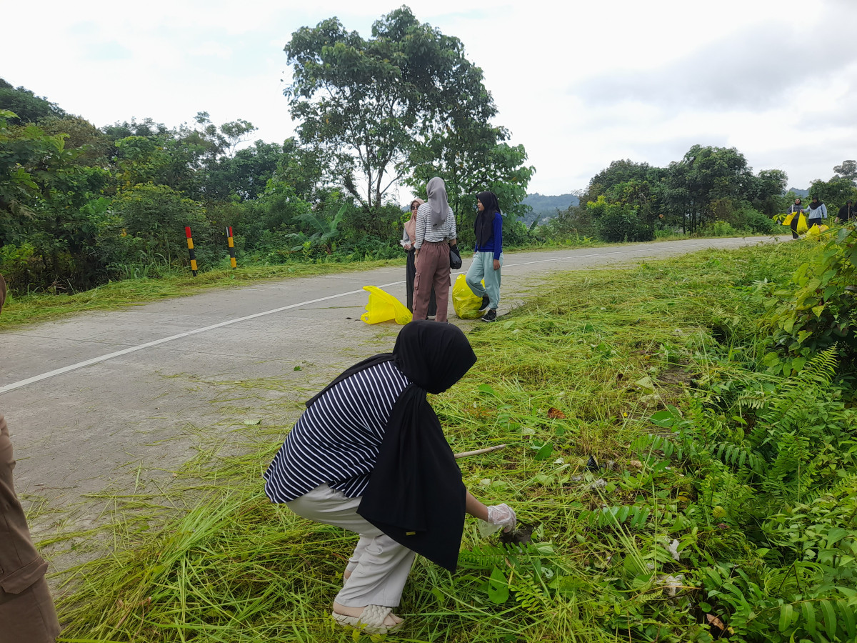 Jl. Usaha Tani, Gotong Royong pembersihan sampah pastik dan pemotongan rumput