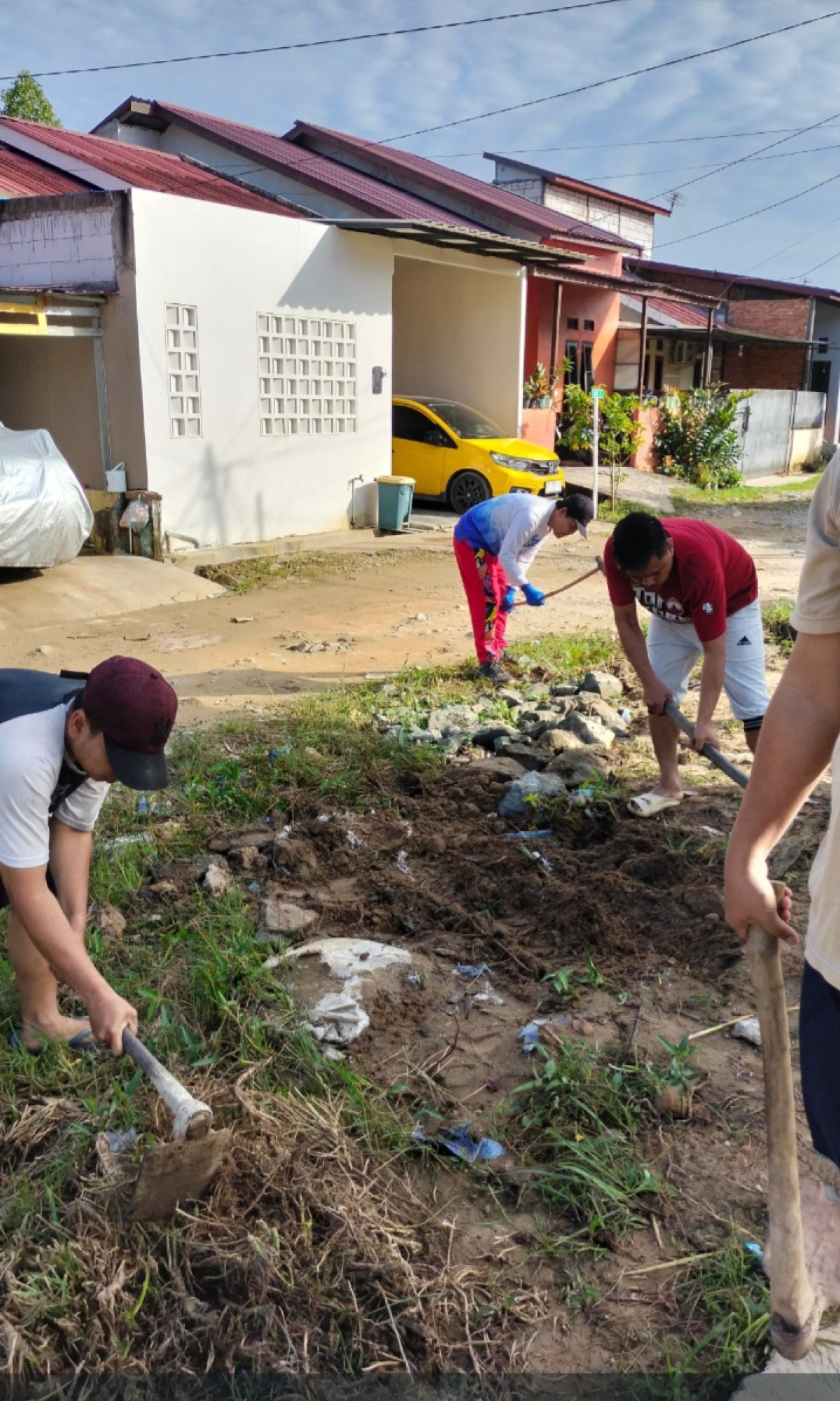 Gotong Royong Pembuatan Lapangan Bulutangkis dan Area bermain Anak Tangkis