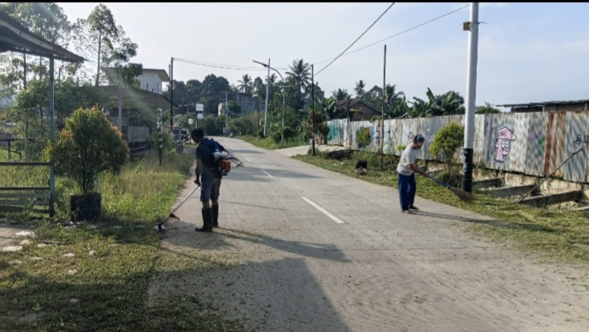 Gotong Royong Pemotongan Rumput