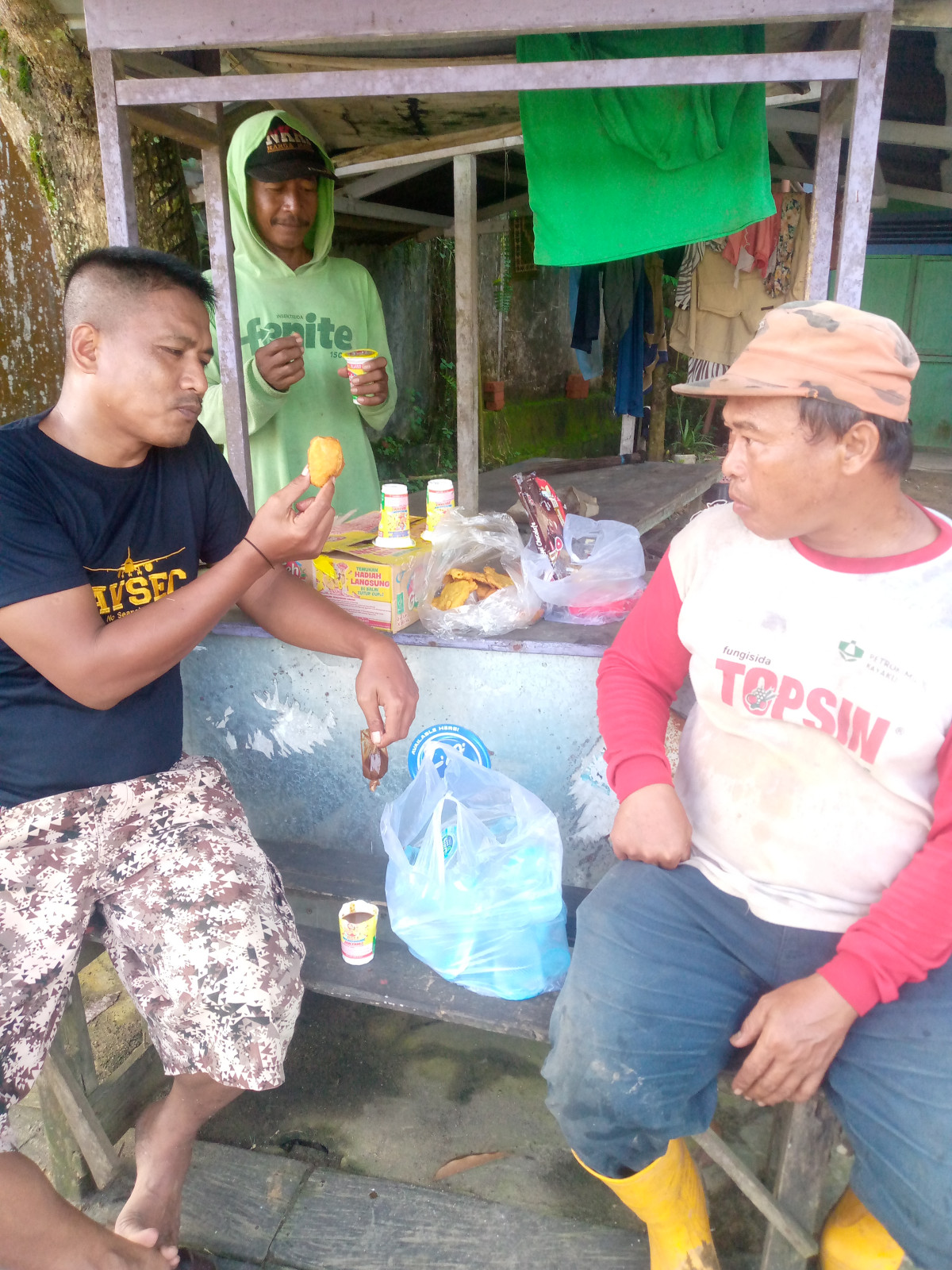 Kegiatan gotong royong membersihkan rumput d pingir jln